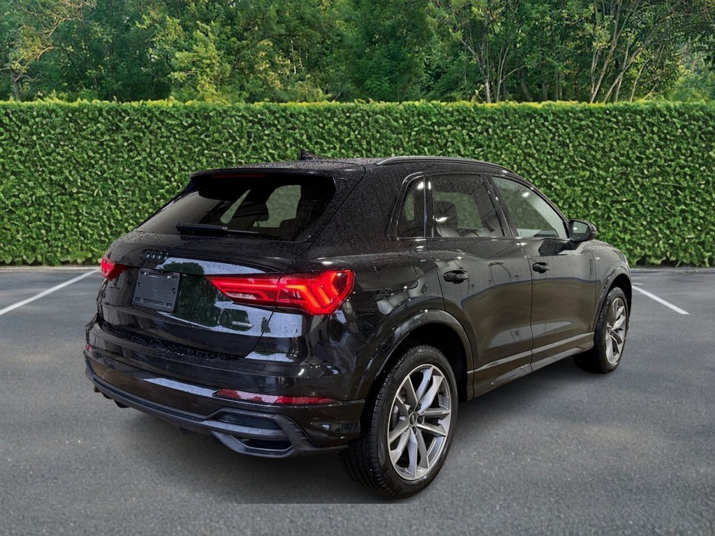 Audi Q3 Vehicle Full-screen Gallery Image 03