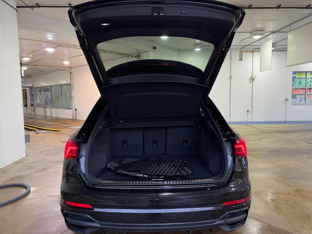 Audi Q3 Vehicle Full-screen Gallery Image 04