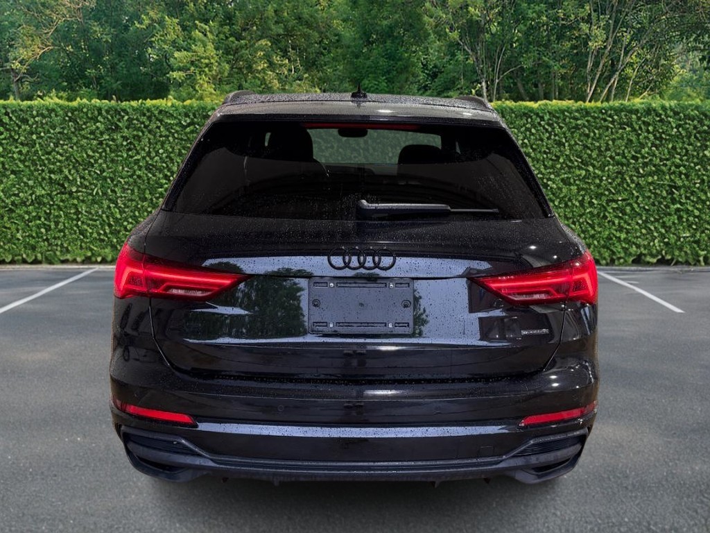 Audi Q3 Vehicle Full-screen Gallery Image 05