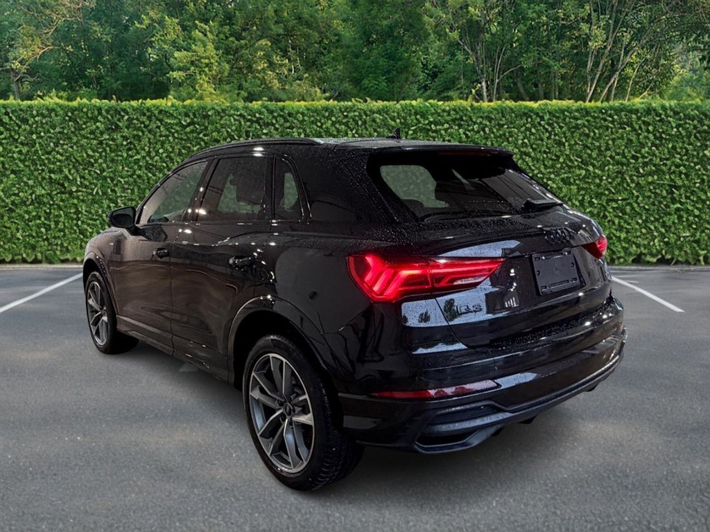 Audi Q3 Vehicle Full-screen Gallery Image 06