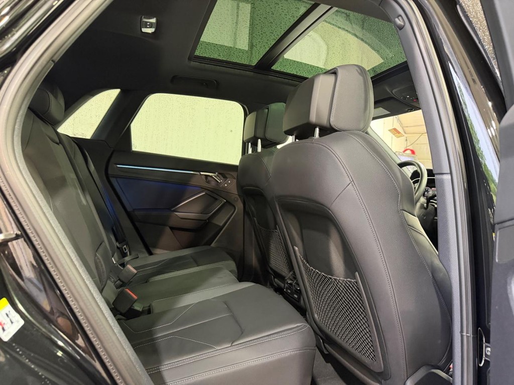 Audi Q3 Vehicle Full-screen Gallery Image 10