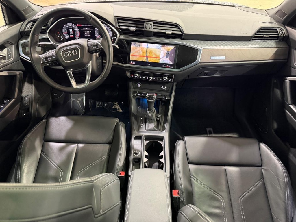 Audi Q3 Vehicle Full-screen Gallery Image 11