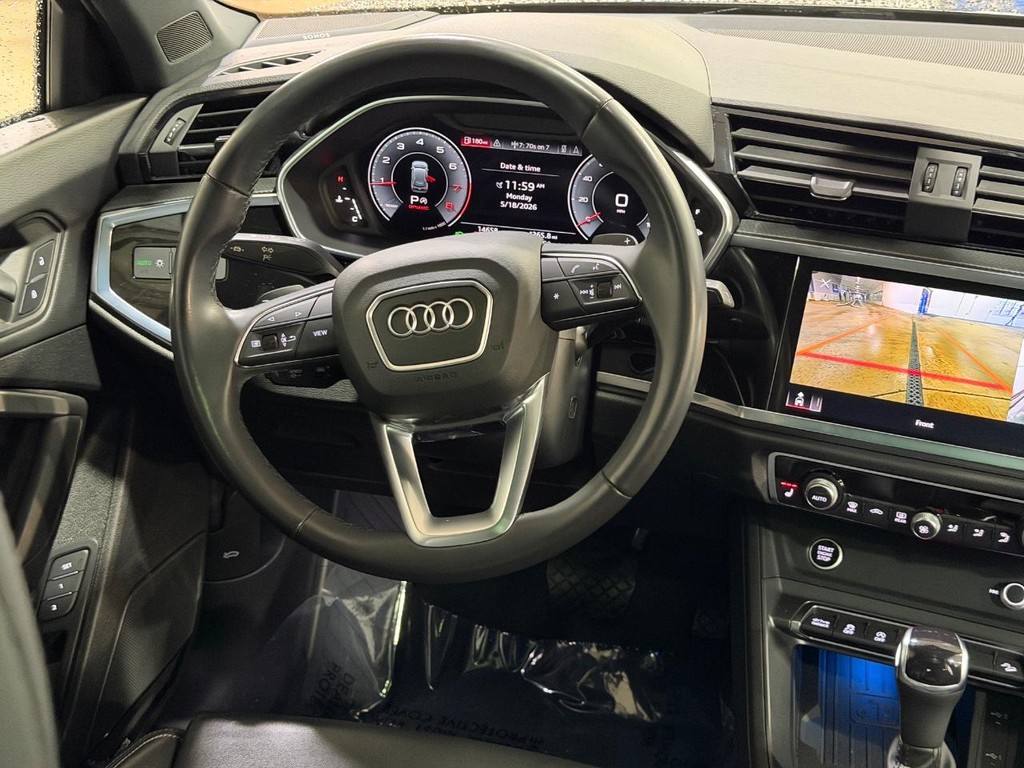 Audi Q3 Vehicle Full-screen Gallery Image 12