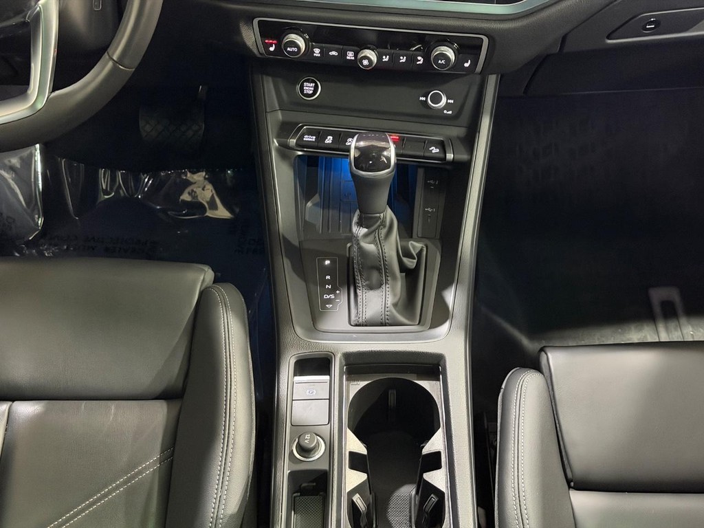 Audi Q3 Vehicle Full-screen Gallery Image 14