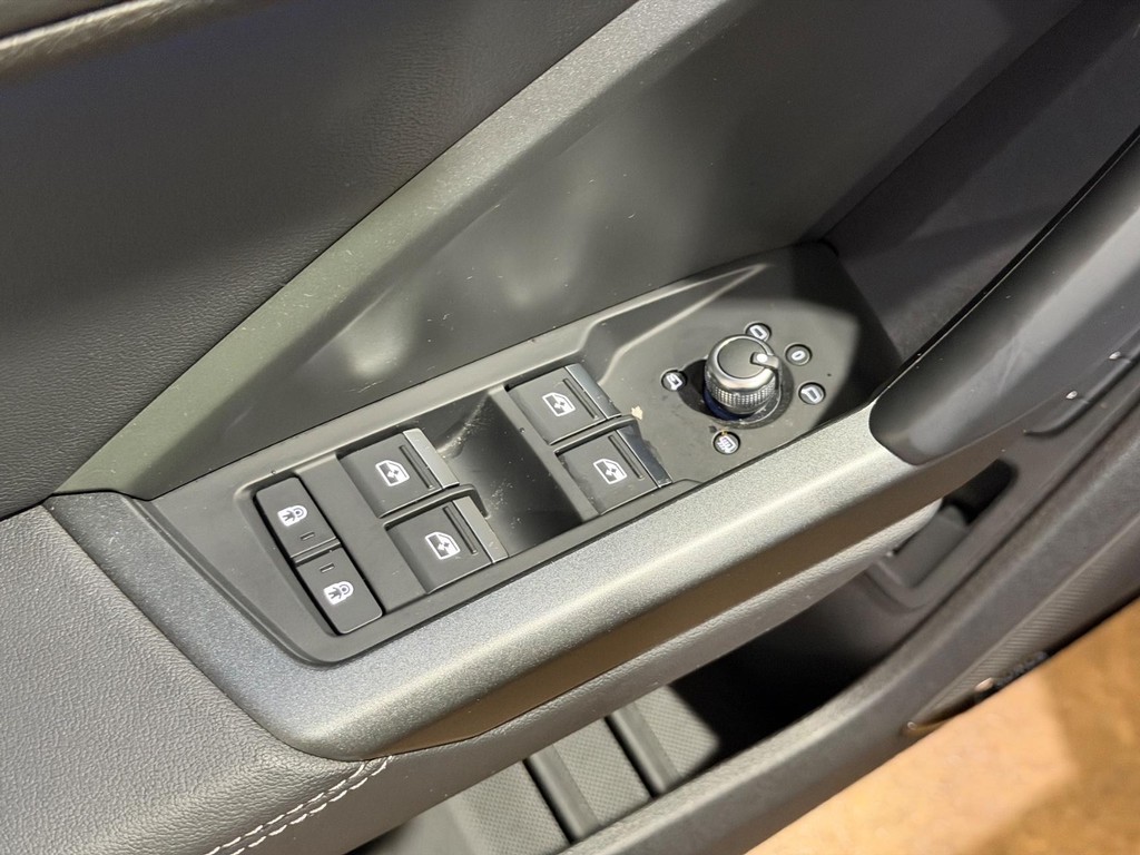 Audi Q3 Vehicle Full-screen Gallery Image 15