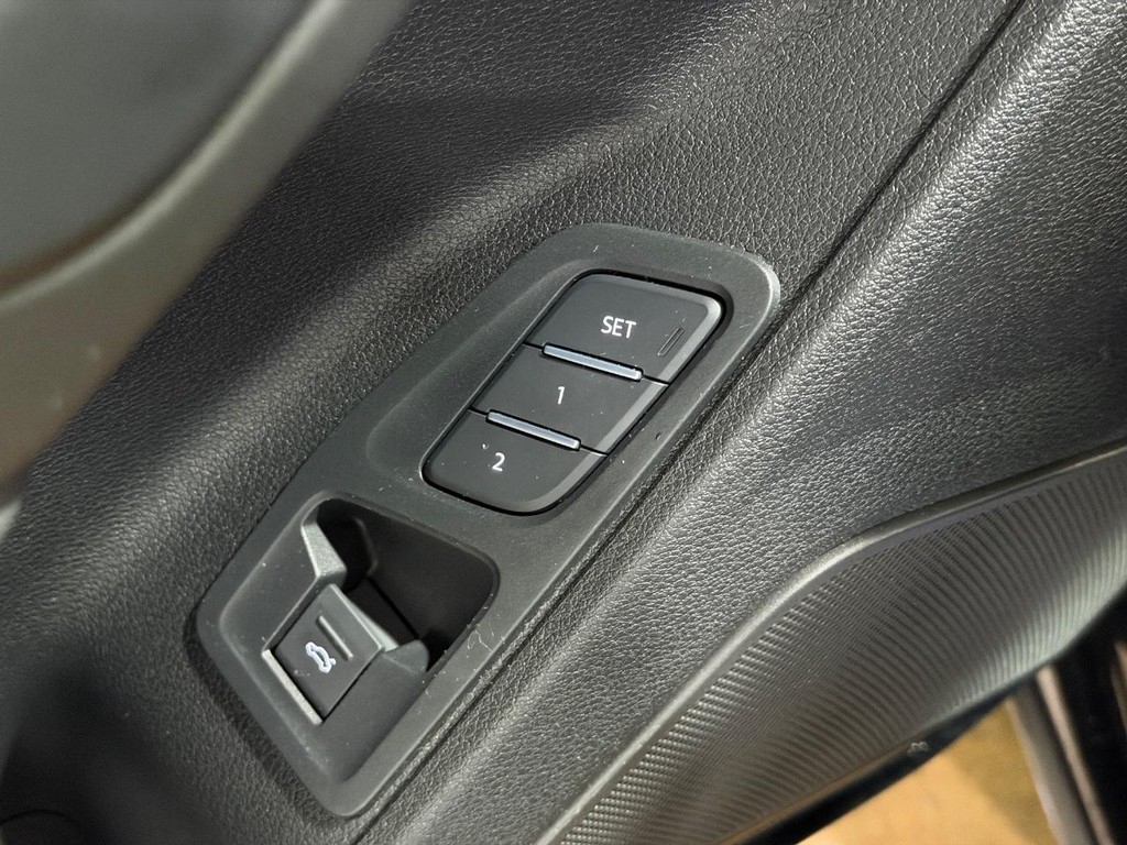 Audi Q3 Vehicle Full-screen Gallery Image 16