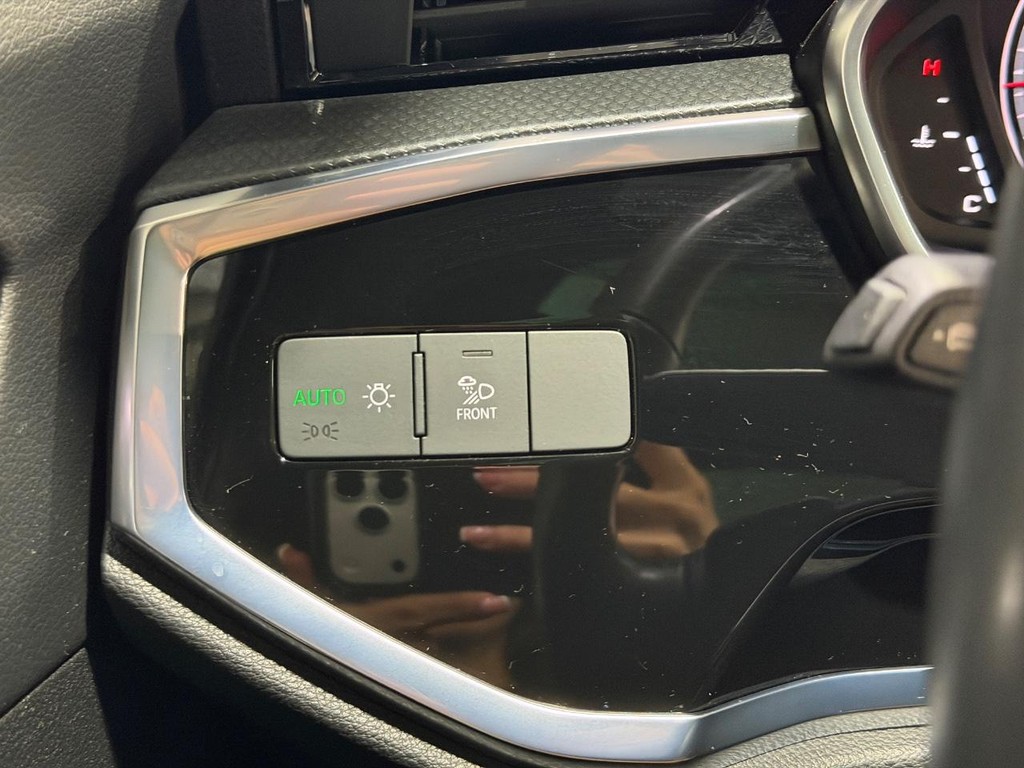 Audi Q3 Vehicle Full-screen Gallery Image 17