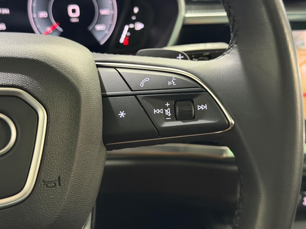 Audi Q3 Vehicle Full-screen Gallery Image 19