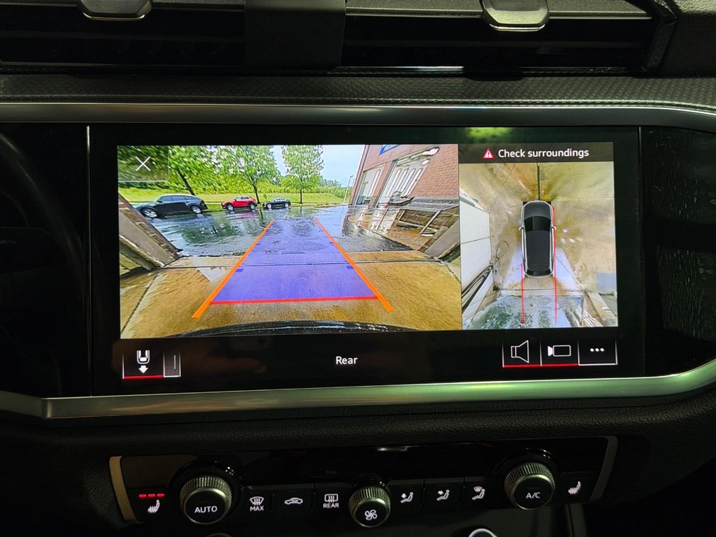 Audi Q3 Vehicle Full-screen Gallery Image 22