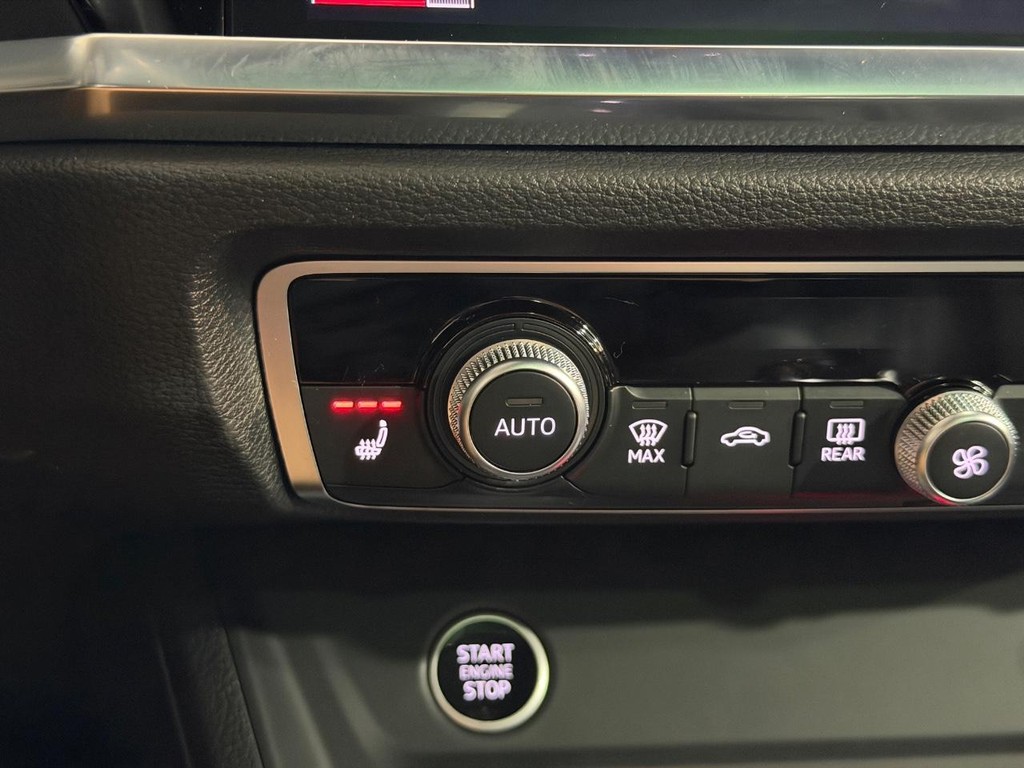 Audi Q3 Vehicle Full-screen Gallery Image 23
