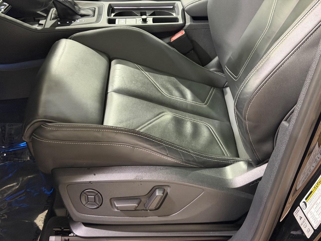 Audi Q3 Vehicle Full-screen Gallery Image 24