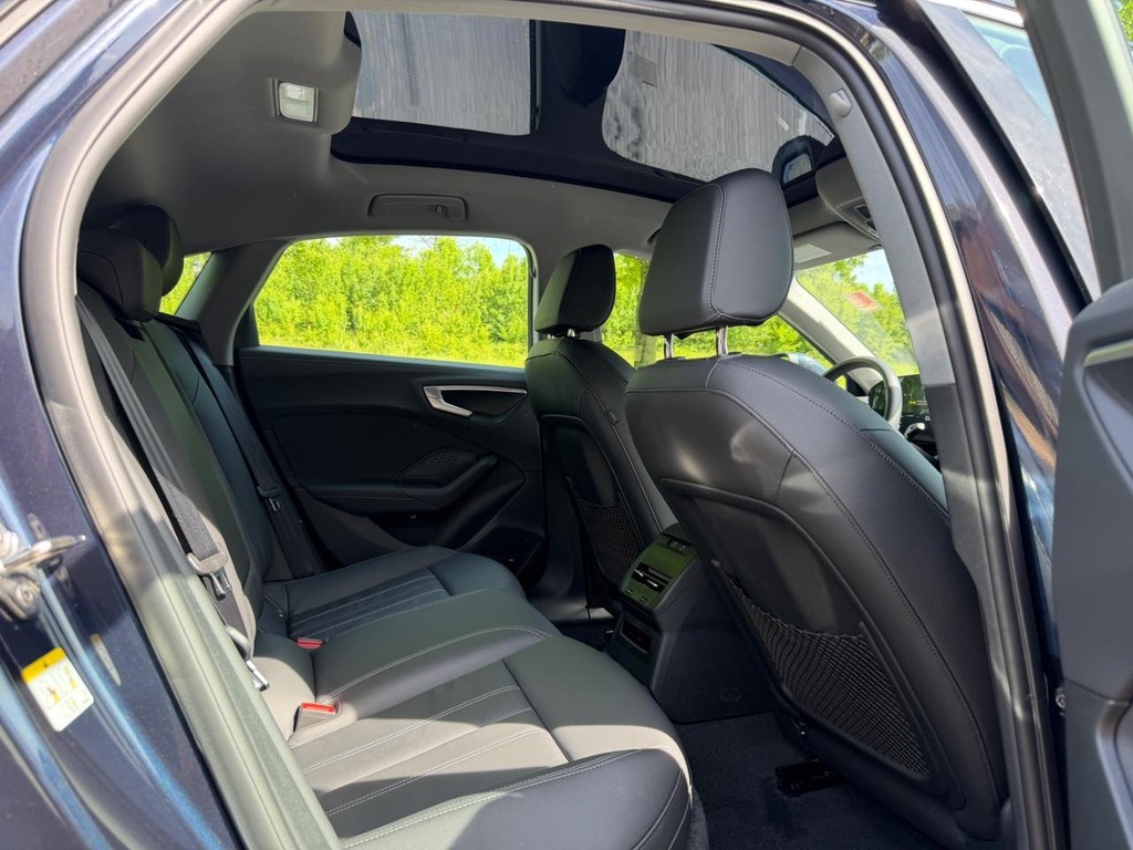Audi A5 Vehicle Full-screen Gallery Image 09