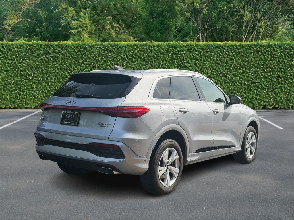Audi Q5 Vehicle Full-screen Gallery Image 03