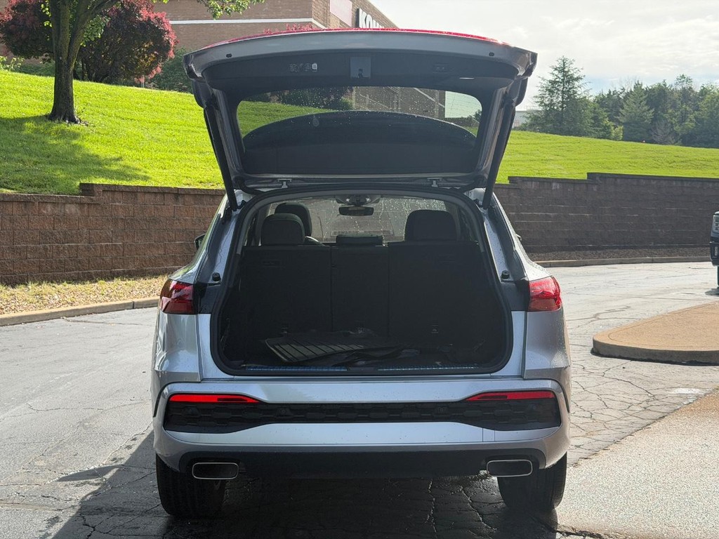 Audi Q5 Vehicle Full-screen Gallery Image 04