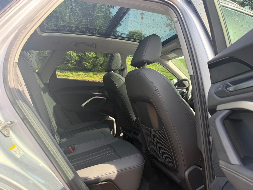 Audi Q5 Vehicle Full-screen Gallery Image 10