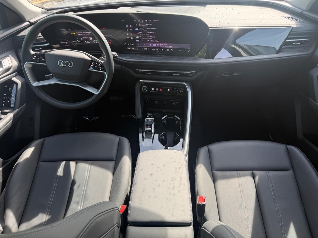 Audi Q5 Vehicle Full-screen Gallery Image 11