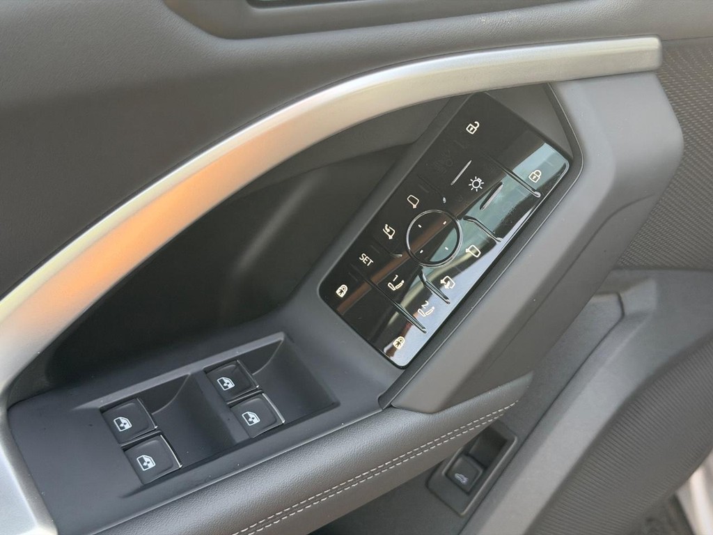 Audi Q5 Vehicle Full-screen Gallery Image 15