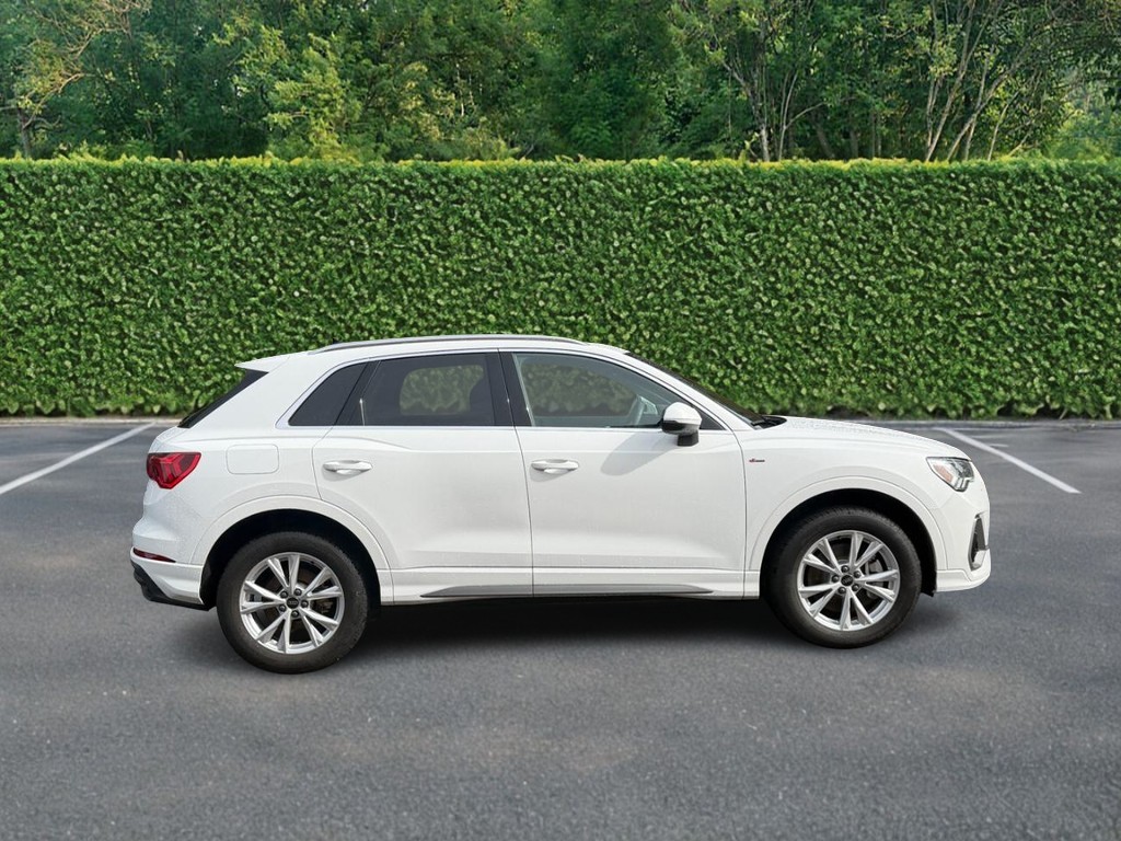 Audi Q3 Vehicle Full-screen Gallery Image 02