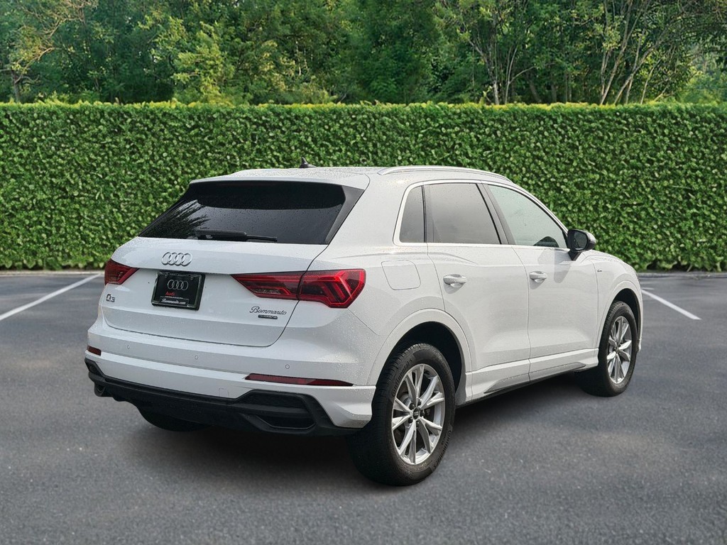 Audi Q3 Vehicle Full-screen Gallery Image 03