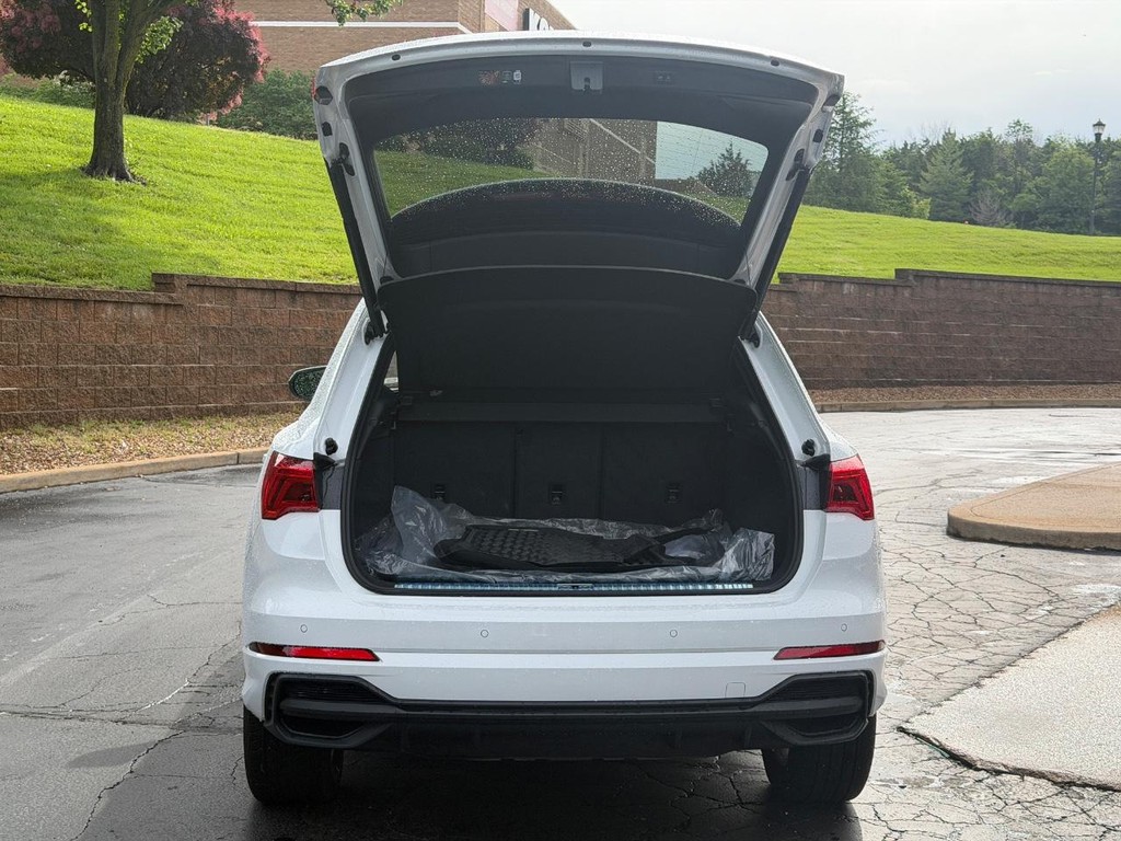 Audi Q3 Vehicle Full-screen Gallery Image 04