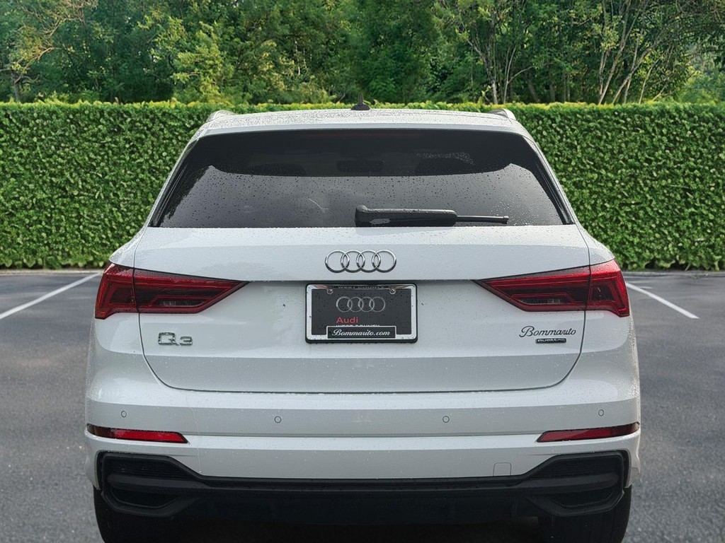 Audi Q3 Vehicle Full-screen Gallery Image 05