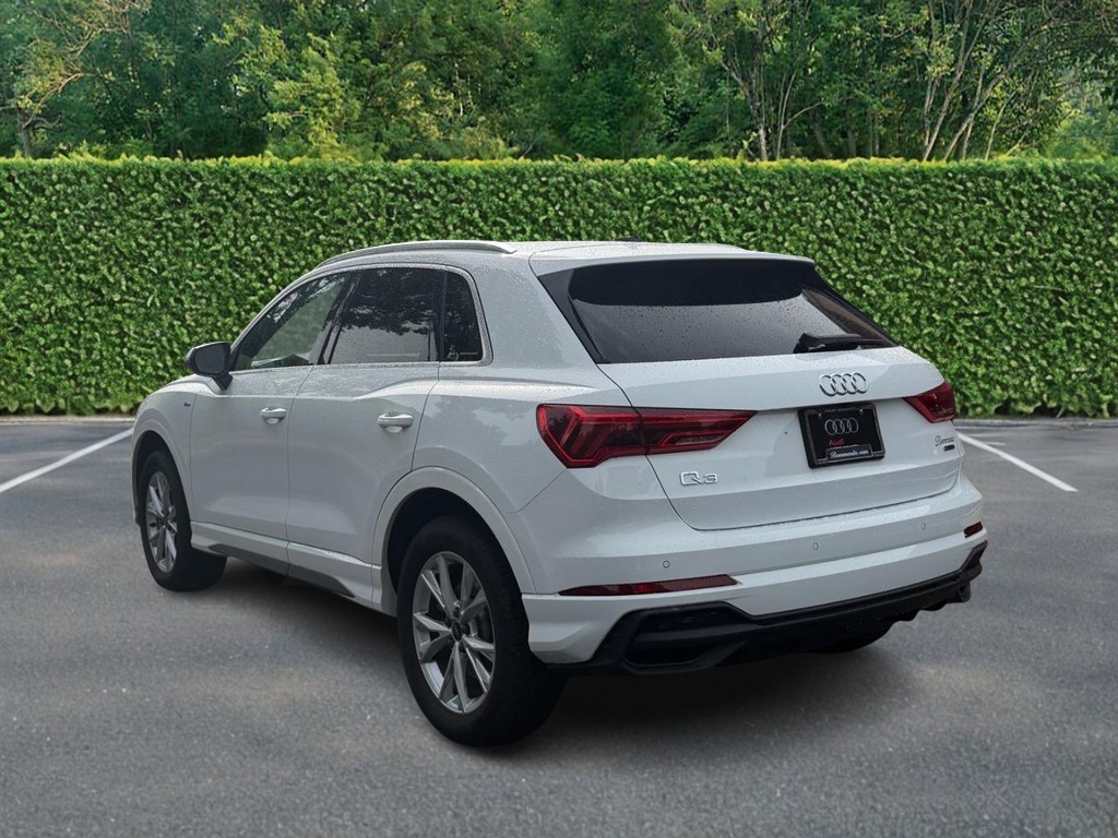 Audi Q3 Vehicle Full-screen Gallery Image 06