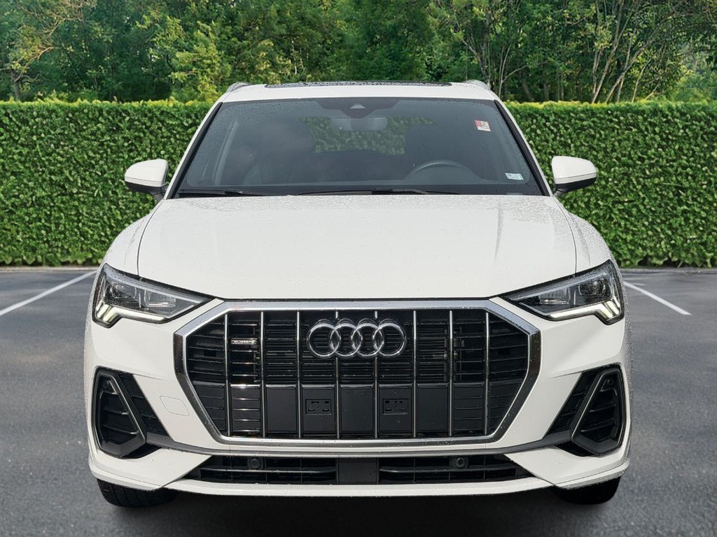 Audi Q3 Vehicle Full-screen Gallery Image 09