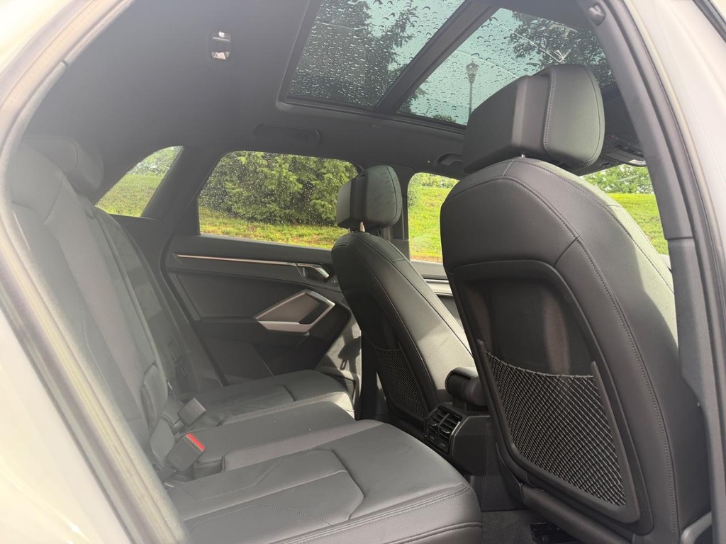 Audi Q3 Vehicle Full-screen Gallery Image 10