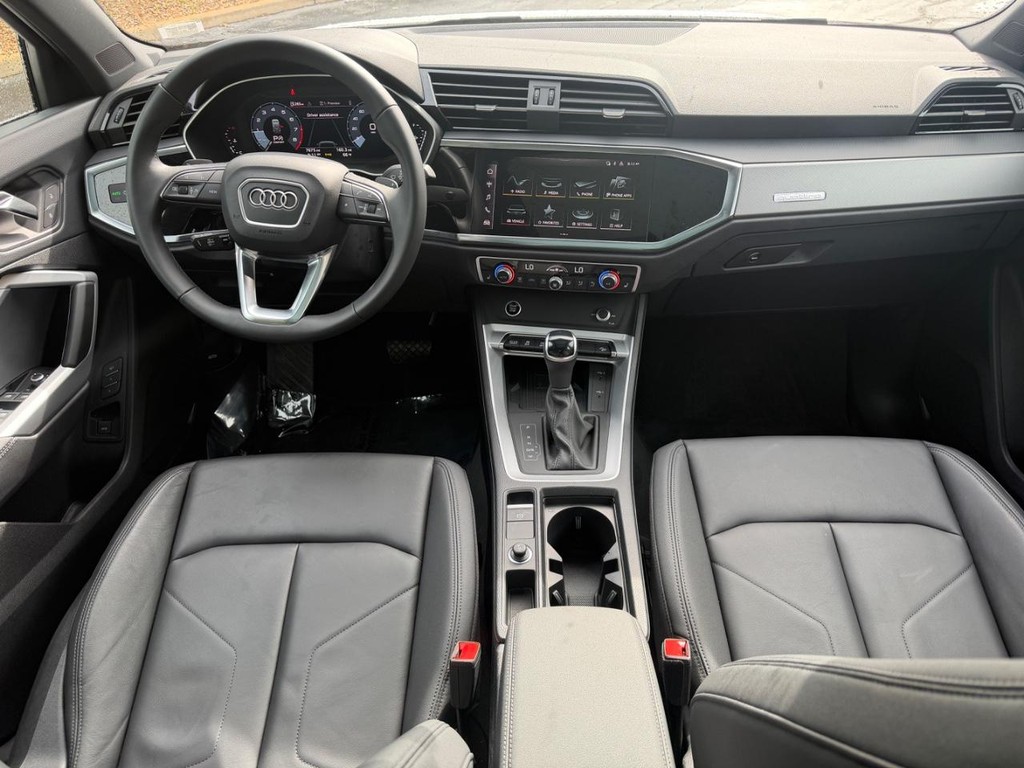 Audi Q3 Vehicle Full-screen Gallery Image 11