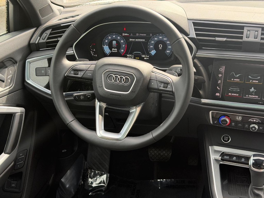 Audi Q3 Vehicle Full-screen Gallery Image 12
