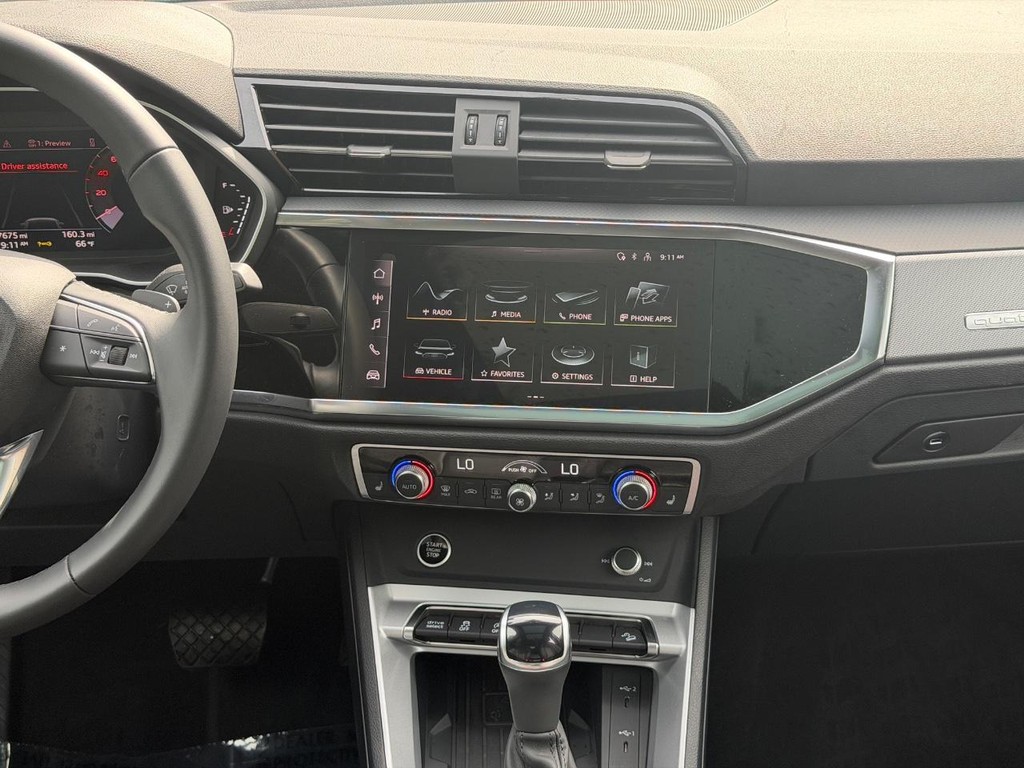 Audi Q3 Vehicle Full-screen Gallery Image 13
