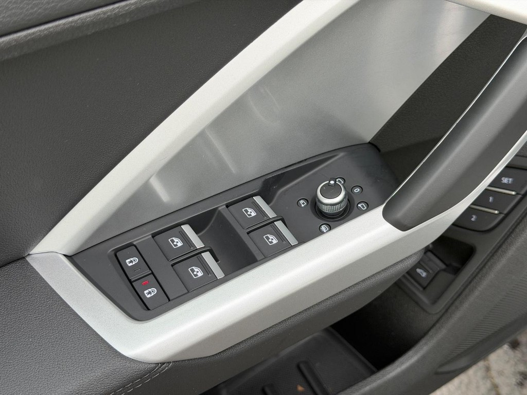 Audi Q3 Vehicle Full-screen Gallery Image 15