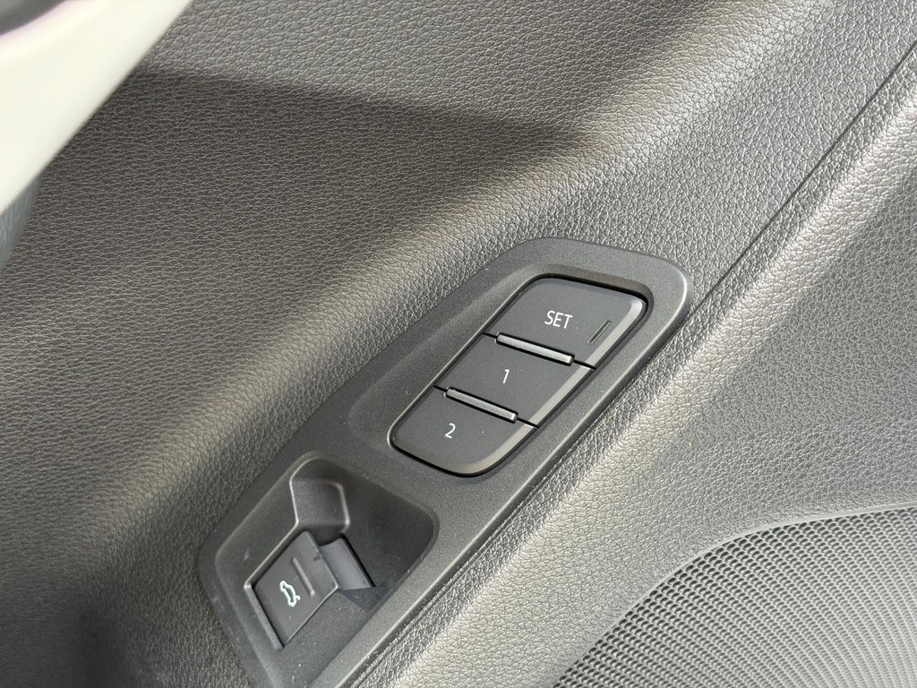 Audi Q3 Vehicle Full-screen Gallery Image 16