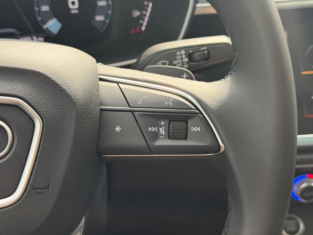 Audi Q3 Vehicle Full-screen Gallery Image 18