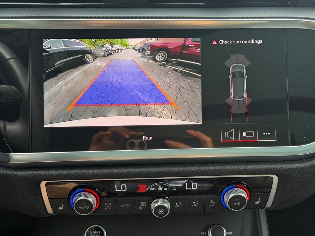 Audi Q3 Vehicle Full-screen Gallery Image 21