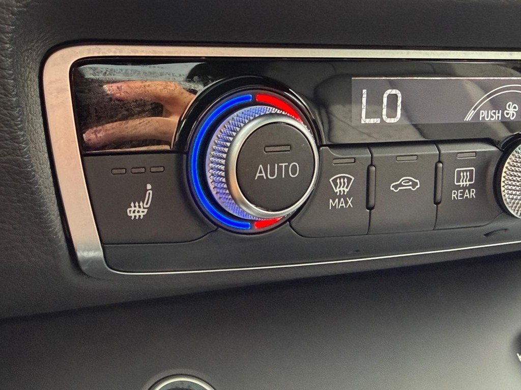 Audi Q3 Vehicle Full-screen Gallery Image 22