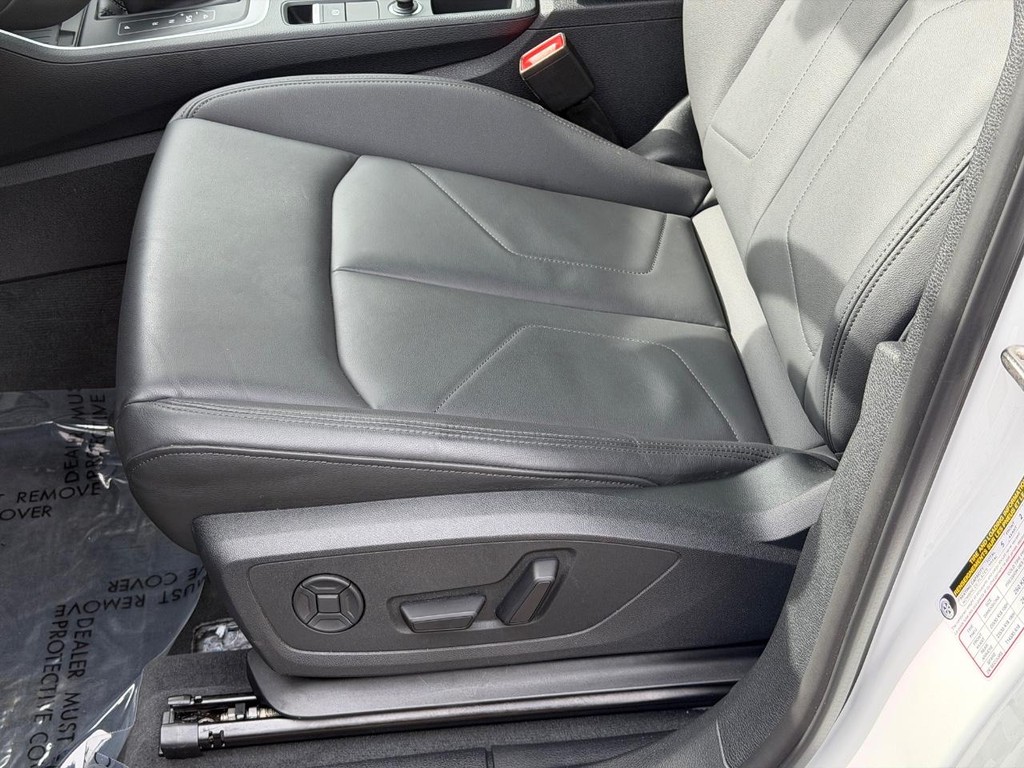 Audi Q3 Vehicle Full-screen Gallery Image 23