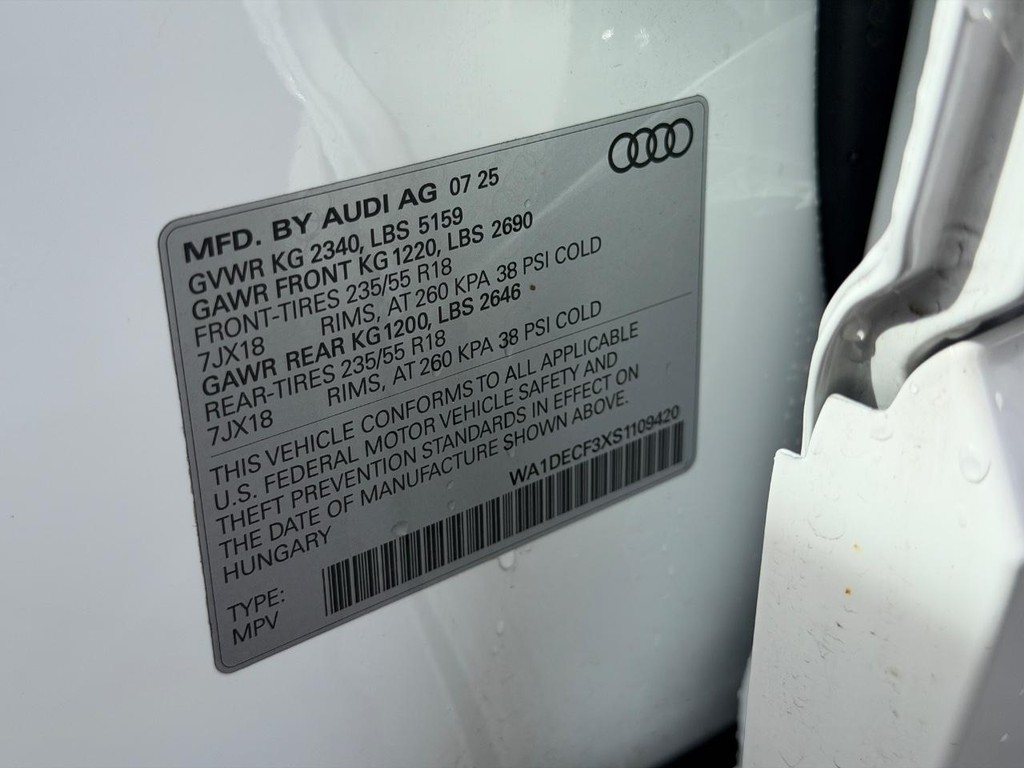 Audi Q3 Vehicle Full-screen Gallery Image 24