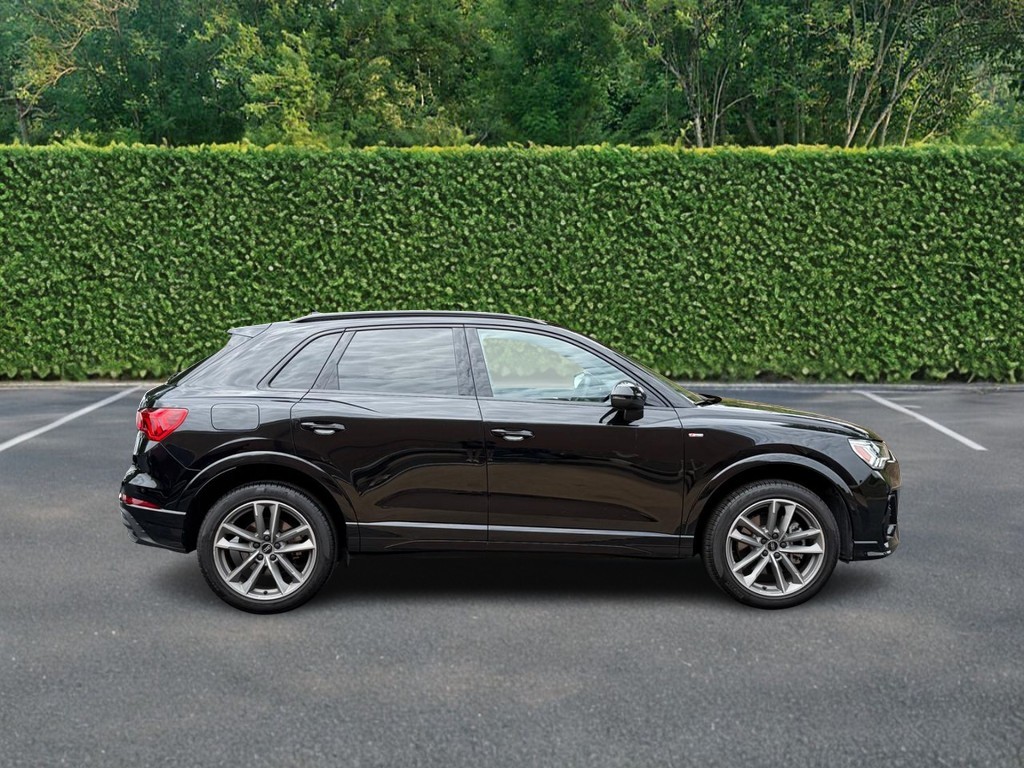 Audi Q3 Vehicle Full-screen Gallery Image 02