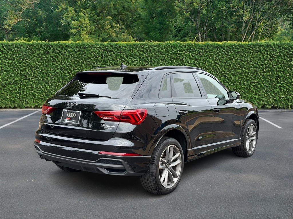 Audi Q3 Vehicle Full-screen Gallery Image 03