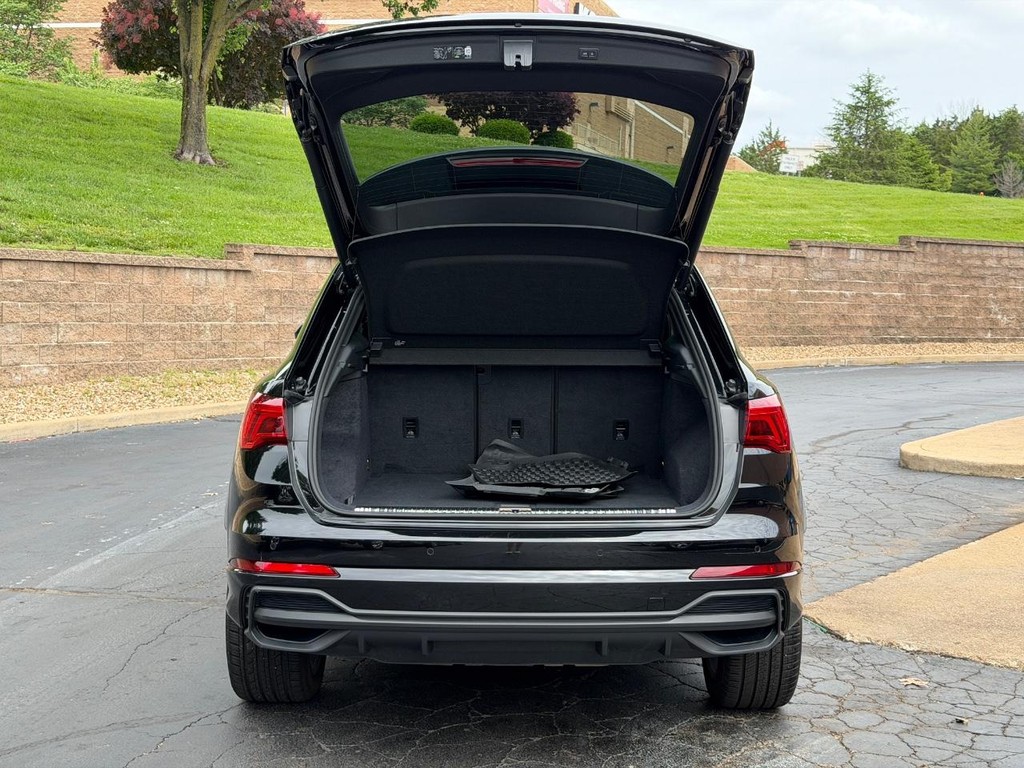 Audi Q3 Vehicle Full-screen Gallery Image 04