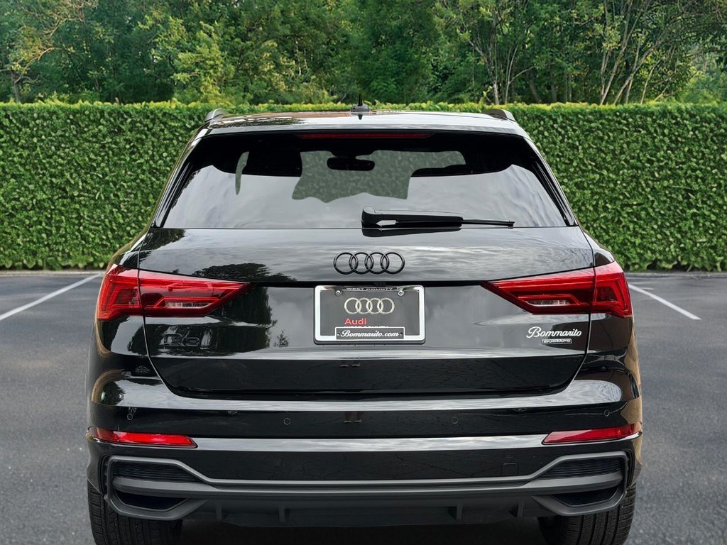 Audi Q3 Vehicle Full-screen Gallery Image 05