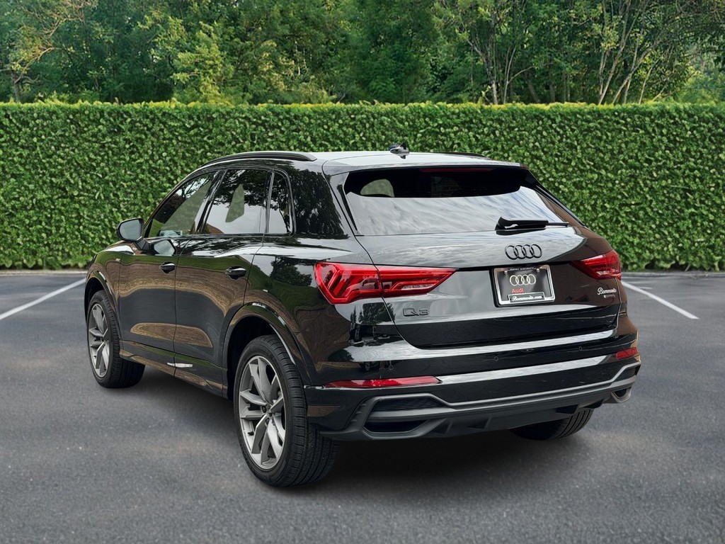 Audi Q3 Vehicle Full-screen Gallery Image 06