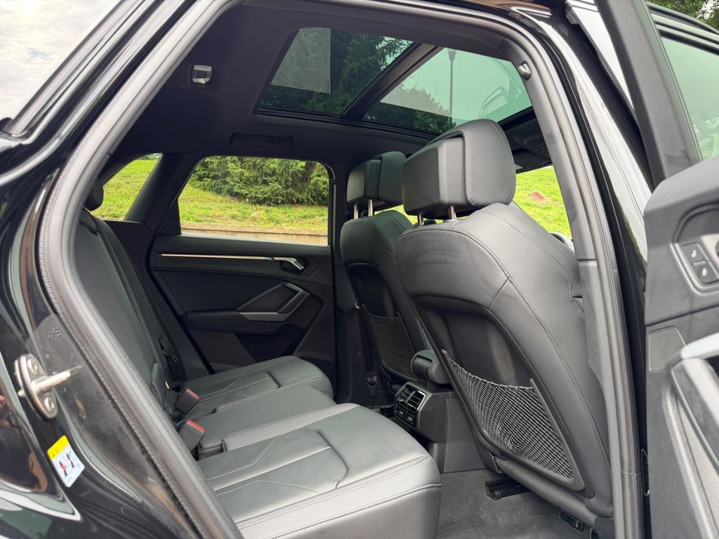 Audi Q3 Vehicle Full-screen Gallery Image 10