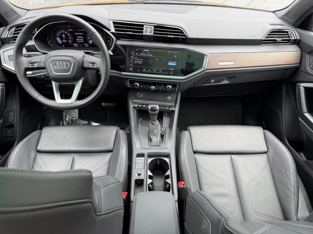 Audi Q3 Vehicle Full-screen Gallery Image 11