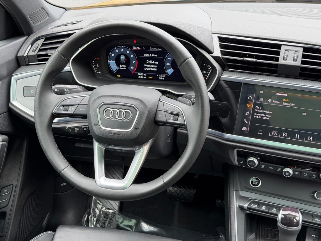 Audi Q3 Vehicle Full-screen Gallery Image 12
