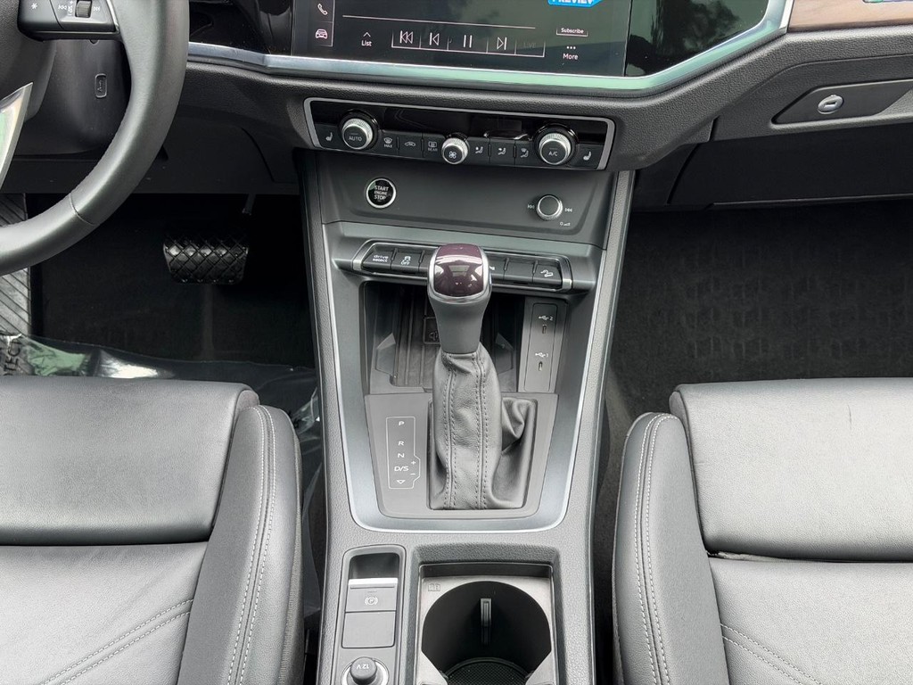 Audi Q3 Vehicle Full-screen Gallery Image 14