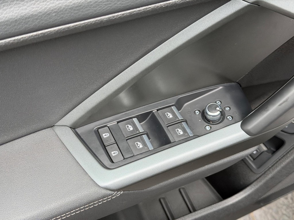 Audi Q3 Vehicle Full-screen Gallery Image 15