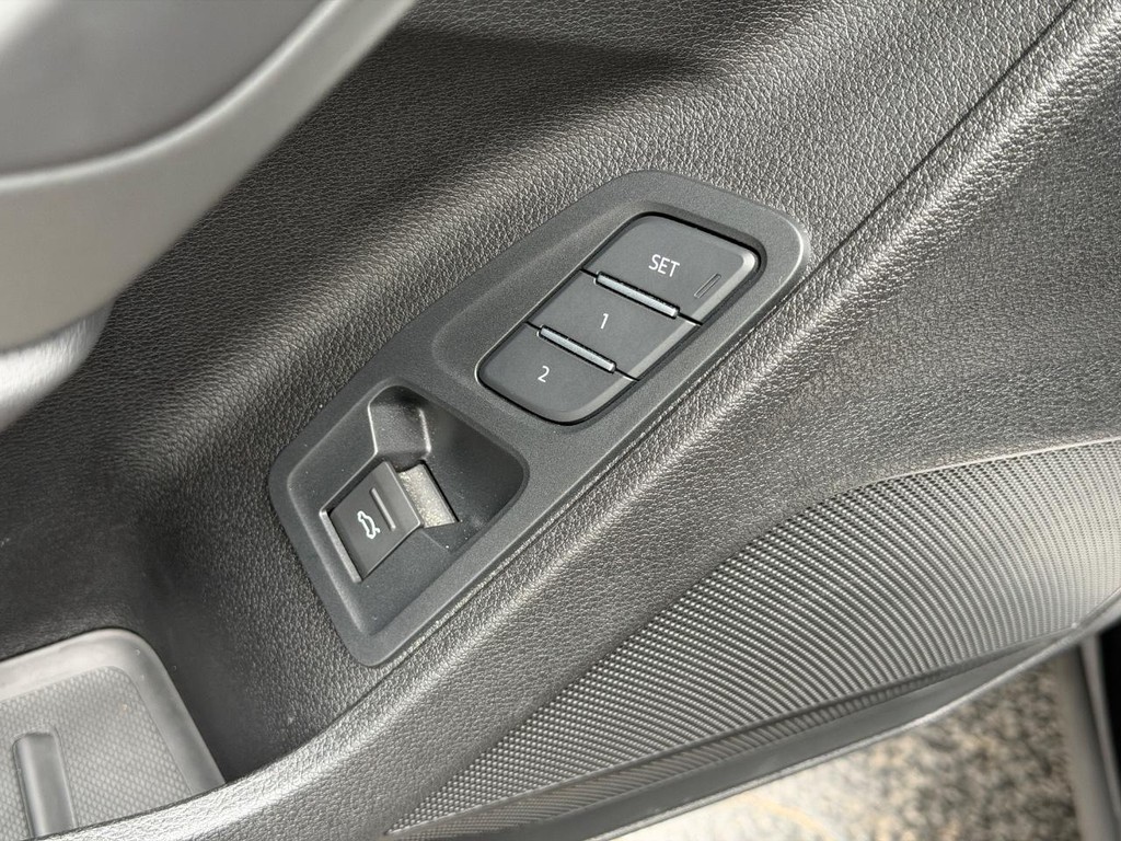 Audi Q3 Vehicle Full-screen Gallery Image 16
