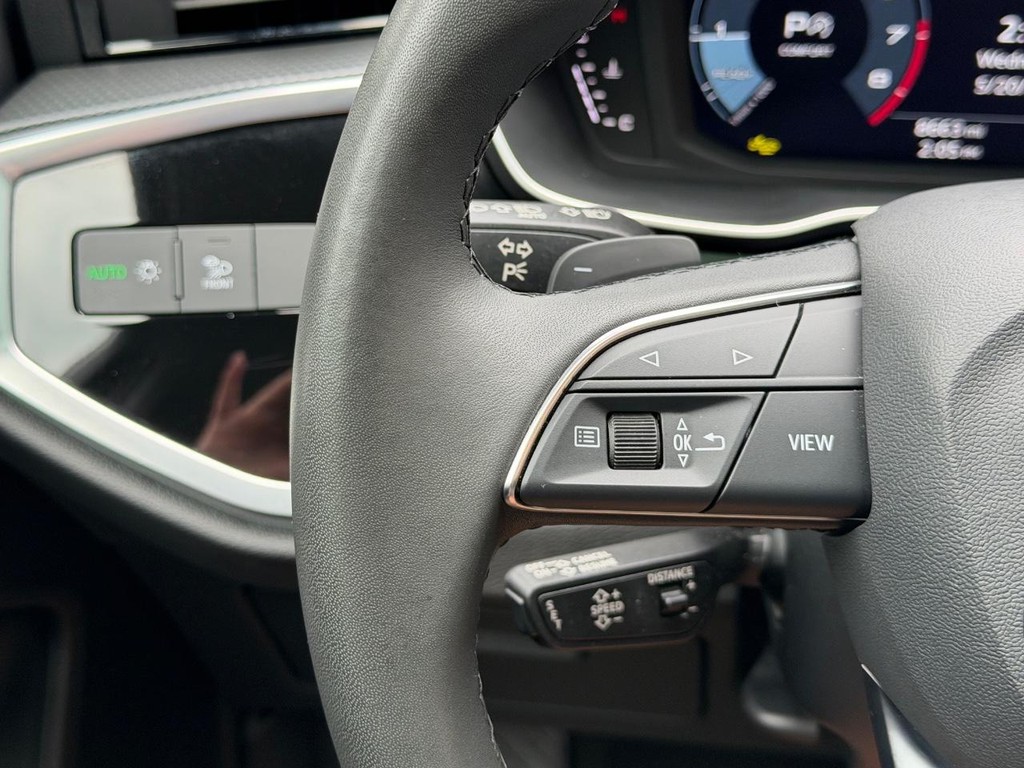 Audi Q3 Vehicle Full-screen Gallery Image 17